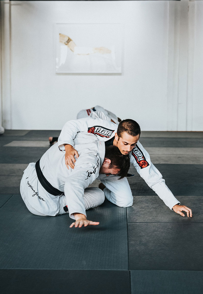 Two people playing jiu-jitsu